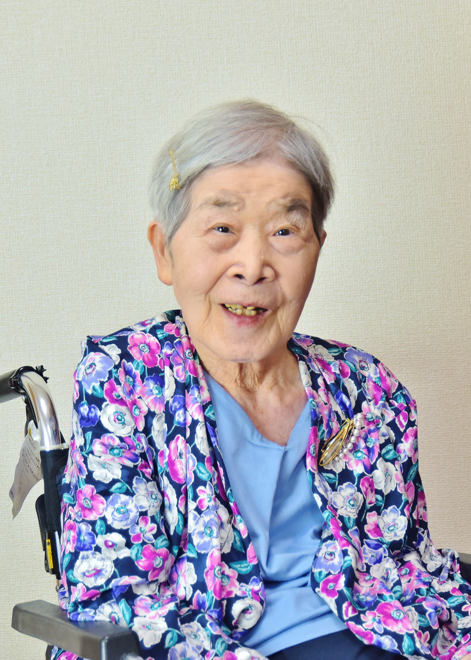 穏やかな表情の生前遺影撮影風景。温かな自然光の中での撮影
